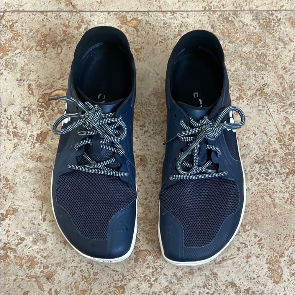 Women’s navy blue Vivo Barefoot sneakers size 9